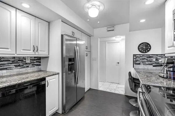 1000 Parkview Dr #715, Hallandale Beach, FL 33009