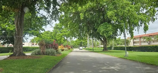 9823 S Hollybrook Lake Dr #310, Pembroke Pines, FL 33025