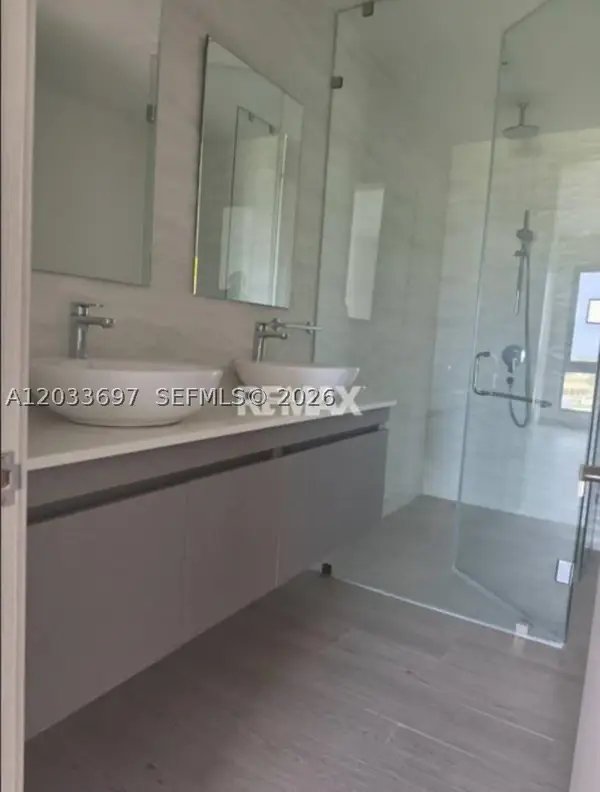 605 Vermon #605, , FL 