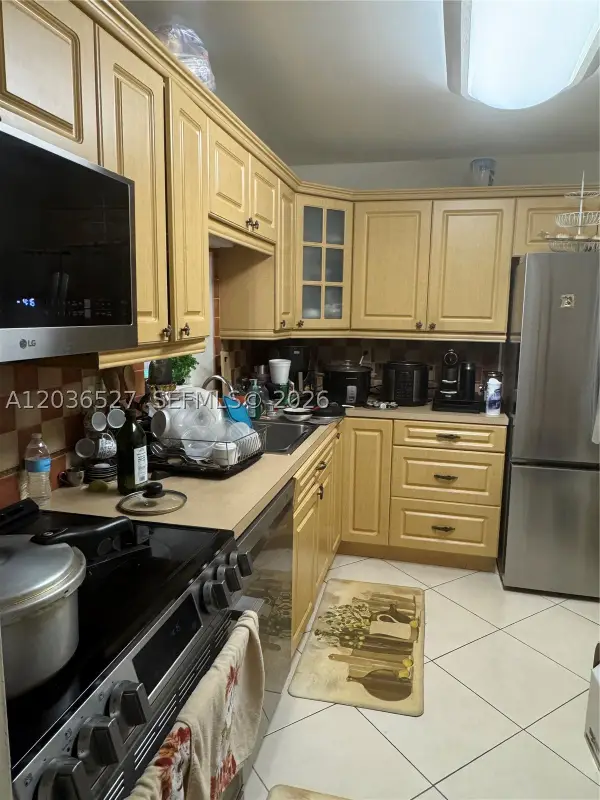 8625 NW 8th St #310, Miami, FL 33126
