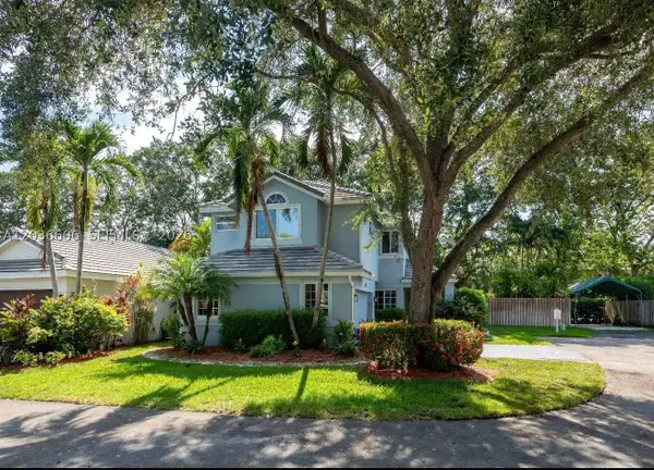 8815 Woodside Ct, Davie, FL 33328
