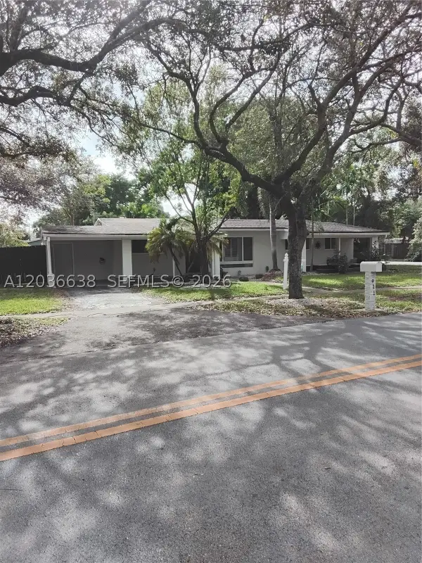 911 W Country Club Cir, Plantation, FL 33317
