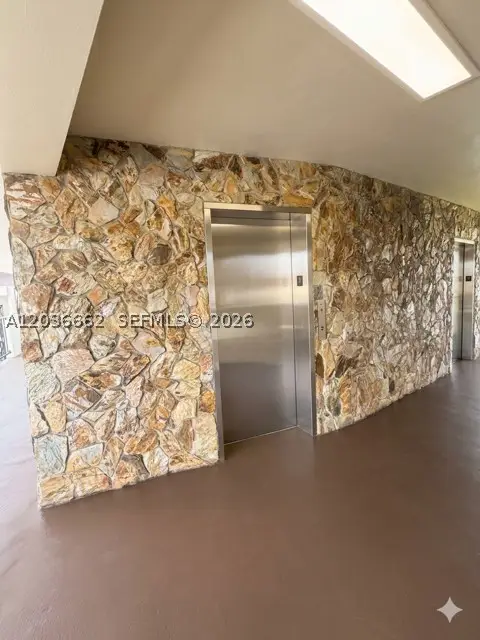 1530 NE 191st St #305, Miami, FL 33179
