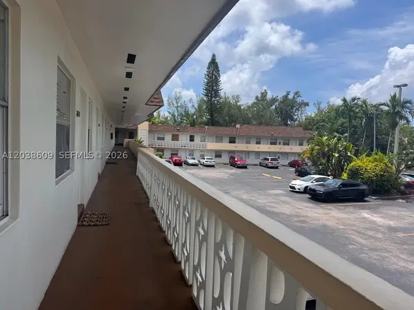 1860 Venice Park Dr #208, North Miami, FL 33181