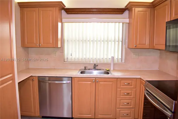 9300 Sunrise Lakes Blvd #208, Sunrise, FL 33322