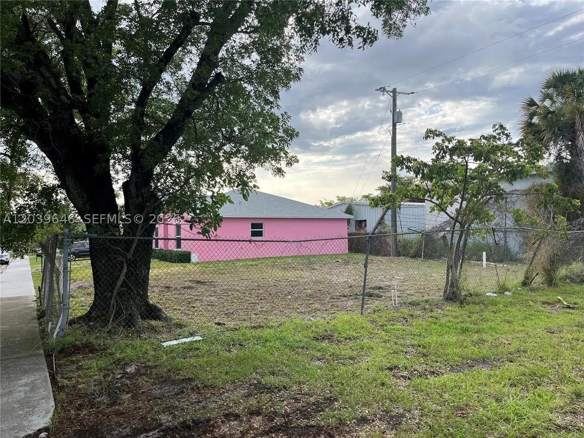 535 Lilac Ct, West Palm Beach, FL 33407 - #1