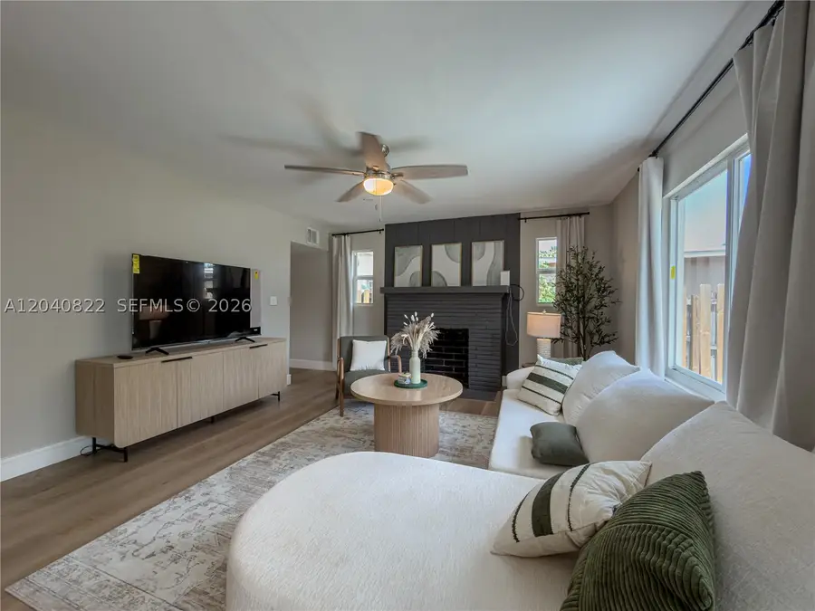 1813 SW 10th St, Fort Lauderdale, FL 33312 - #2