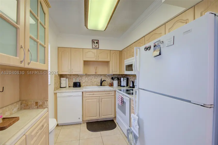 920 SW 10th Ter #12R, Hallandale Beach, FL 33009 - #2