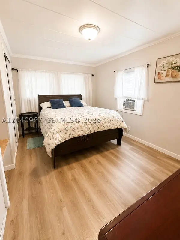 5291 Collins Rd, Jacksonville, FL 32244