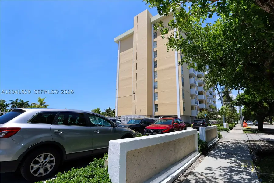 2000 NE 135th St #906, North Miami, FL 33181 - #3