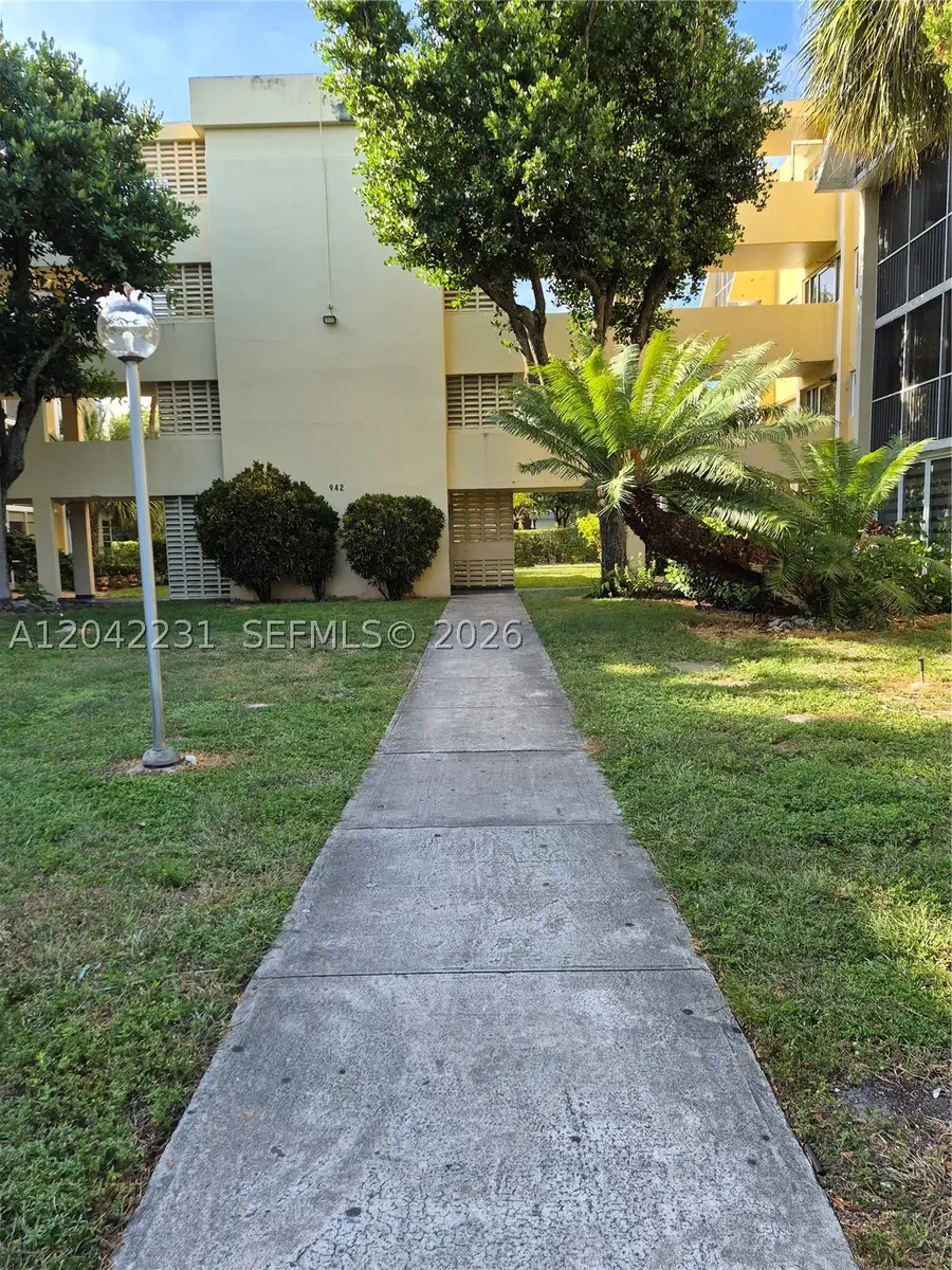 942 NE 199th St #4G, Miami, FL 33179 - #3