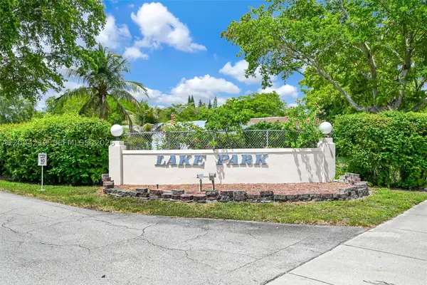 942 NE 199th St #4E, Miami, FL 33179