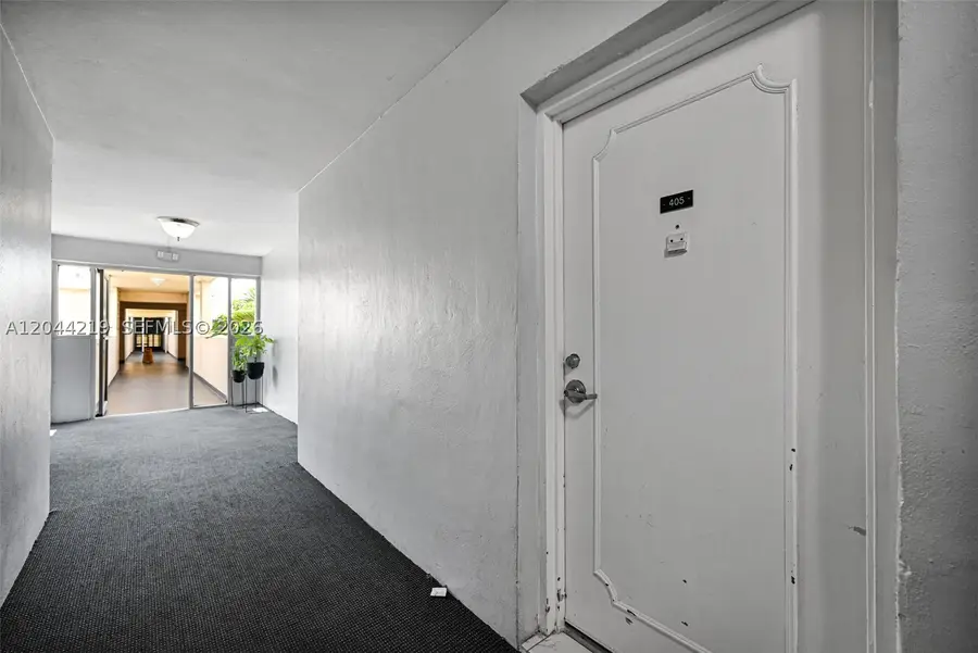 942 NE 199th St #4E, Miami, FL 33179 - #3