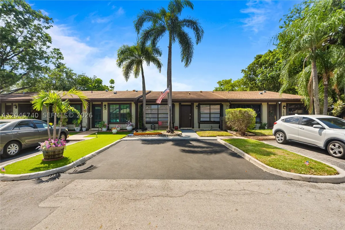 10311 Laurel Ct, Pembroke Pines, FL 33026 - #1