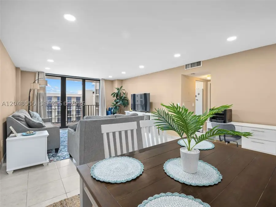 322 SE Buchanan St #703, Hollywood, FL 33019 - #3