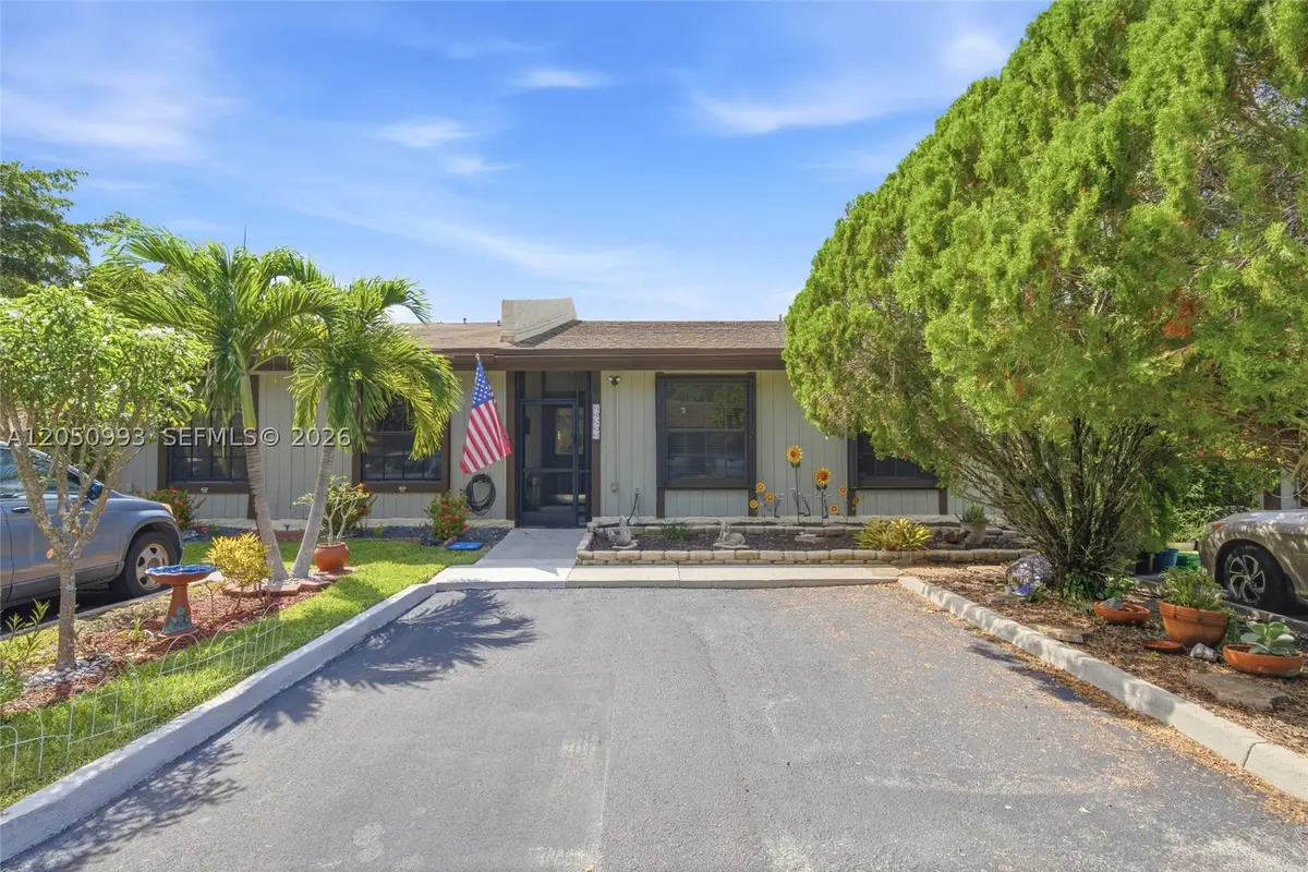 10231 Buttercup Ct, Pembroke Pines, FL 33026 - #1