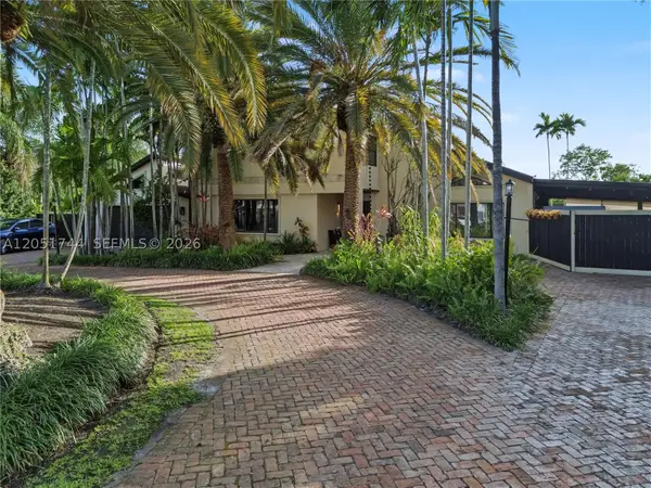 9720 E Calusa Club Dr, Miami, FL 33186