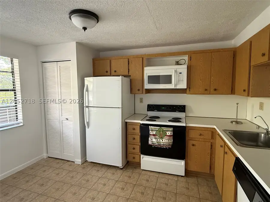 1000 Colony Point Cir, Pembroke Pines, FL 33026 - #2
