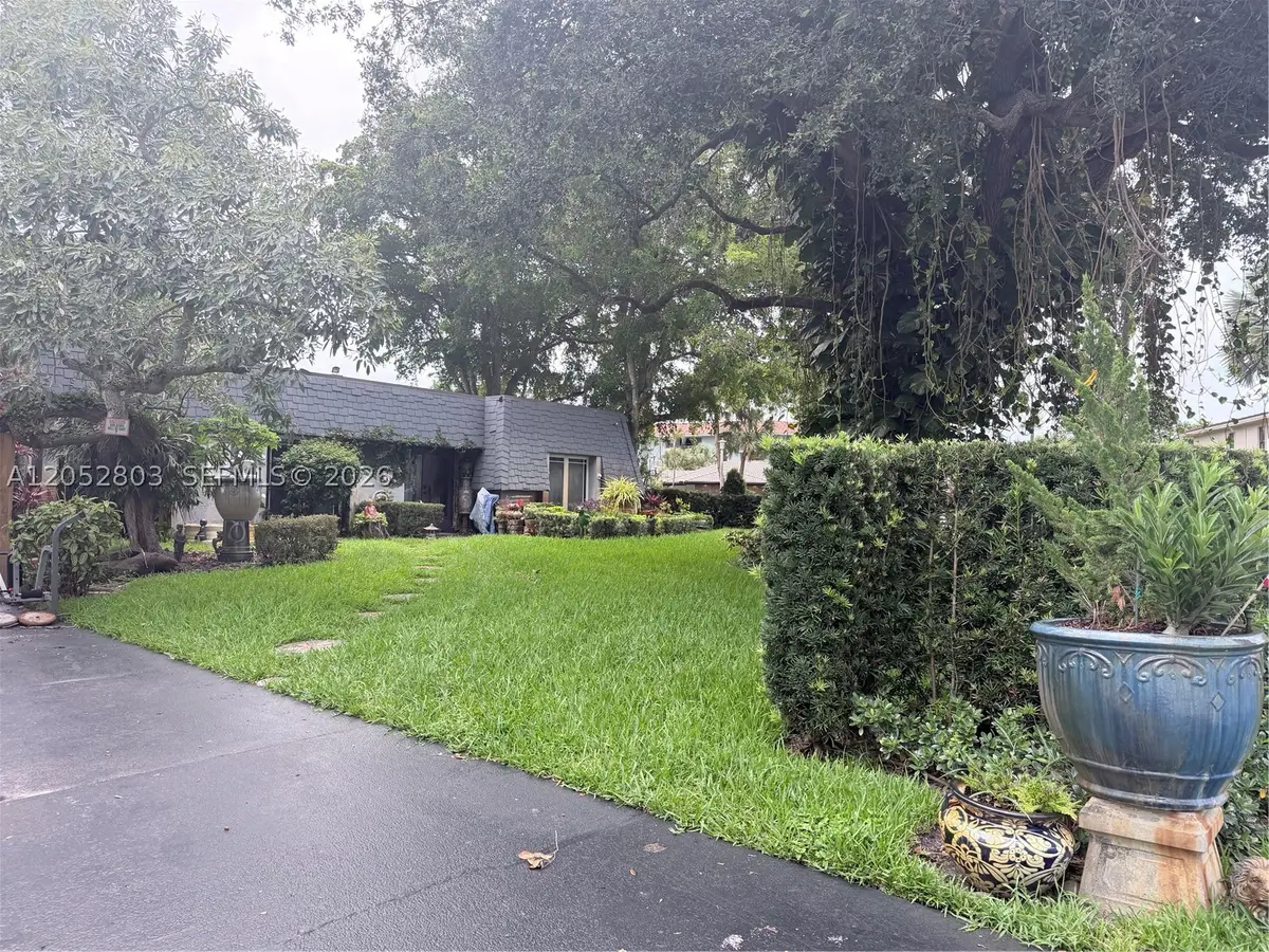 8541 N Lake Dasha Dr, Plantation, FL 33324 - #1