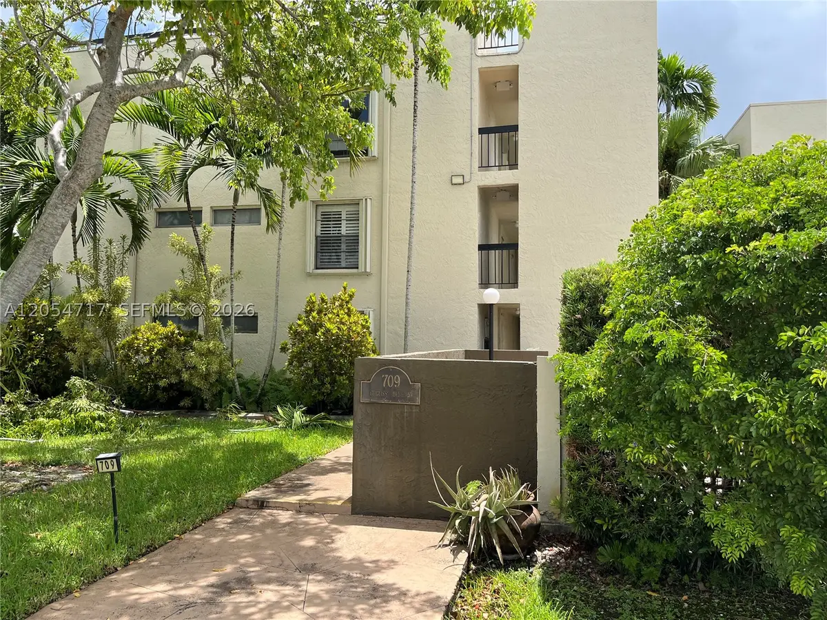 709 Curtiss Pkwy #11, Miami Springs, FL 33166 - #1