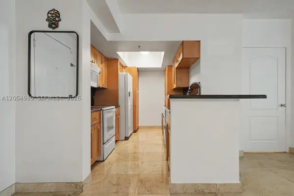 5085 NW 7th St #906, Miami, FL 33126