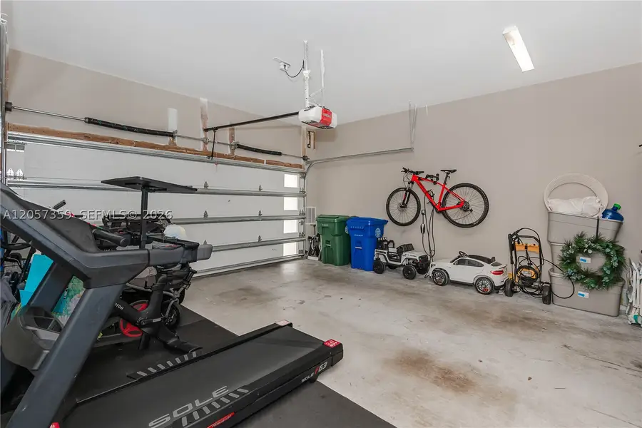 1066 NE 35th St, Oakland Park, FL 33334 - #2