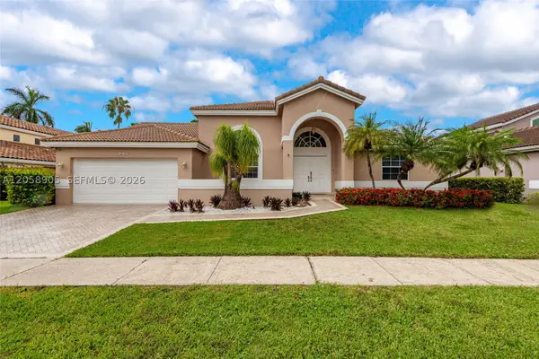 945 NW 202nd Ave, Pembroke Pines, FL 33029