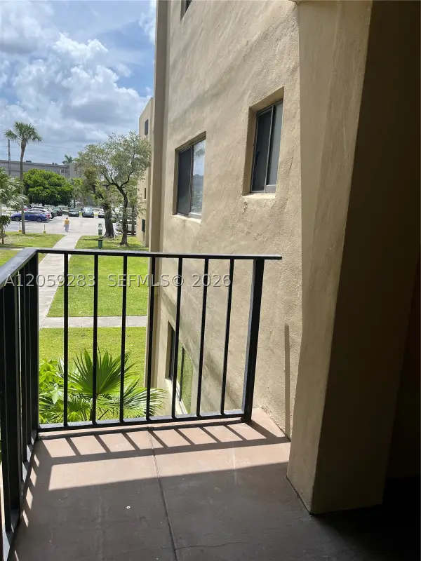8625 NW 8th St #213, Miami, FL 33126