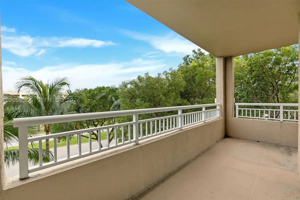 19501 W Country Club Dr #309, Aventura, FL 33180 - #1