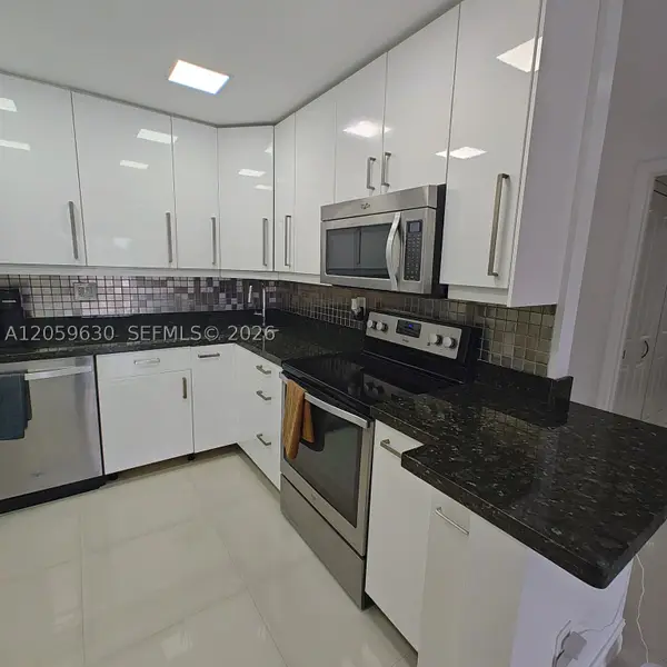 2750 NE 183rd St #301, Aventura, FL 33160