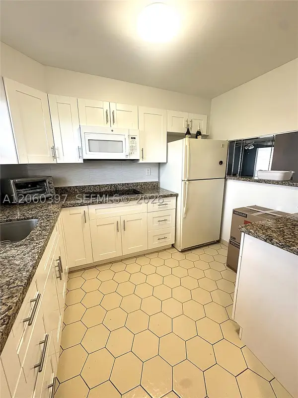 9580 Sunrise Lakes Blvd #304, Sunrise, FL 33322