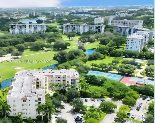3500 Oaks Clubhouse Dr #207, Pompano Beach, FL 33069