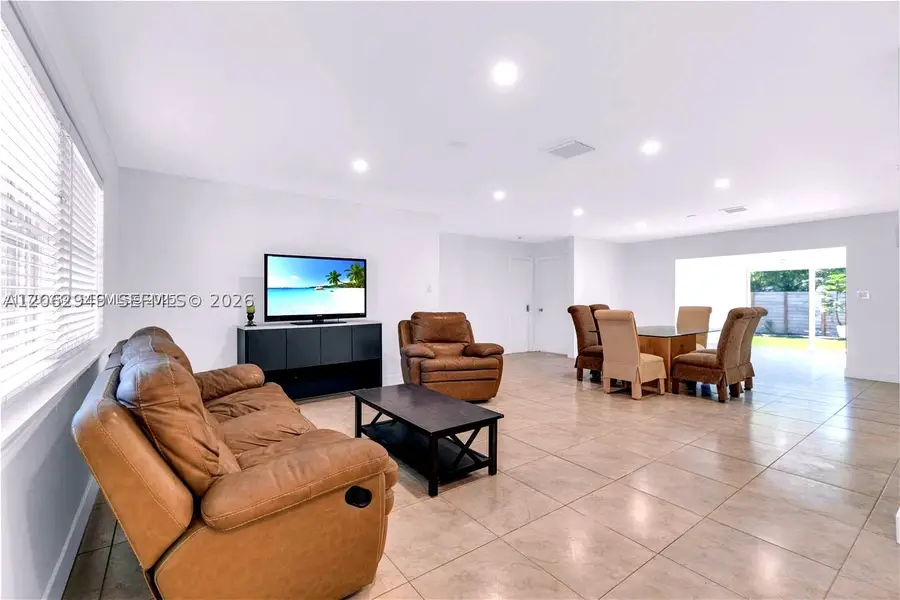806 NE 4th St, Hallandale Beach, FL 33009 - #3