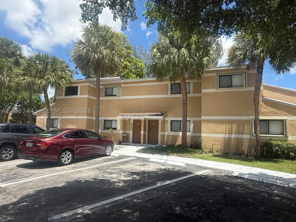 203 E Palm Cir E, Pembroke Pines, FL 33025 - #1