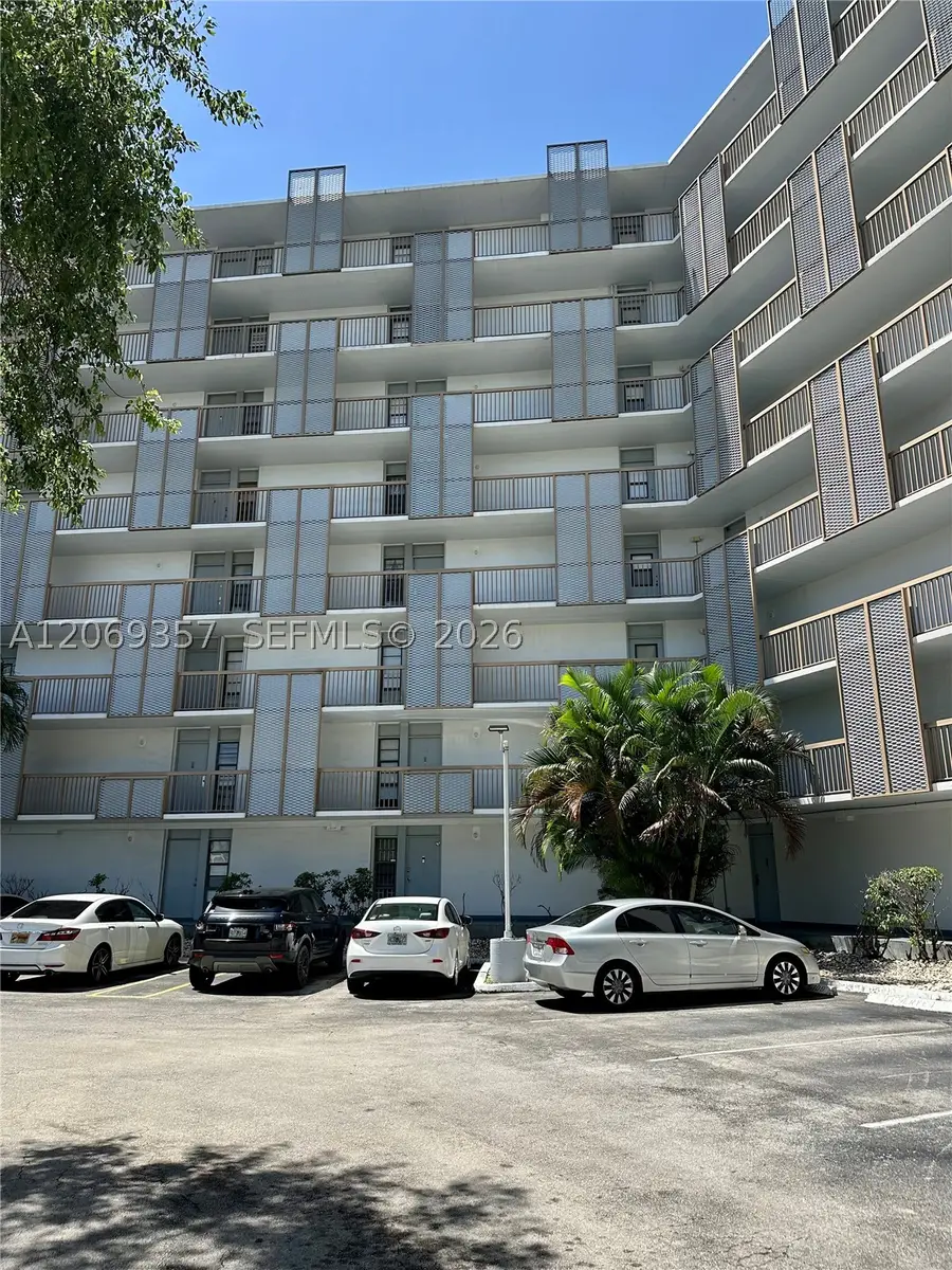 3401 N Country Club Dr #EI-216, Aventura, FL 33180 - #2