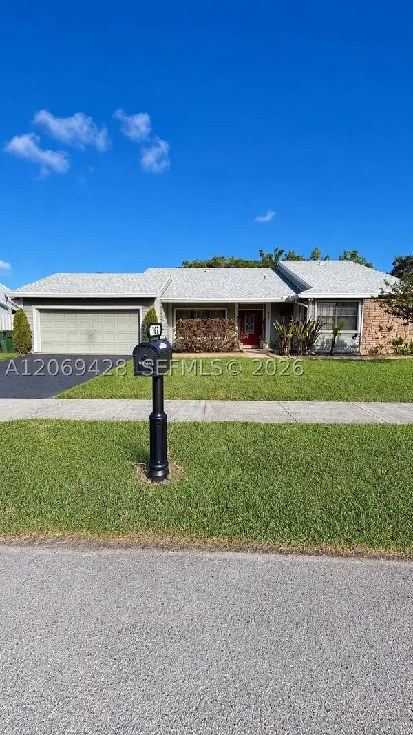 1676 S Goldeneye Ln, Homestead, FL 33035
