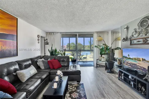 9461 Sunrise Lakes Blvd #208, Sunrise, FL 33322