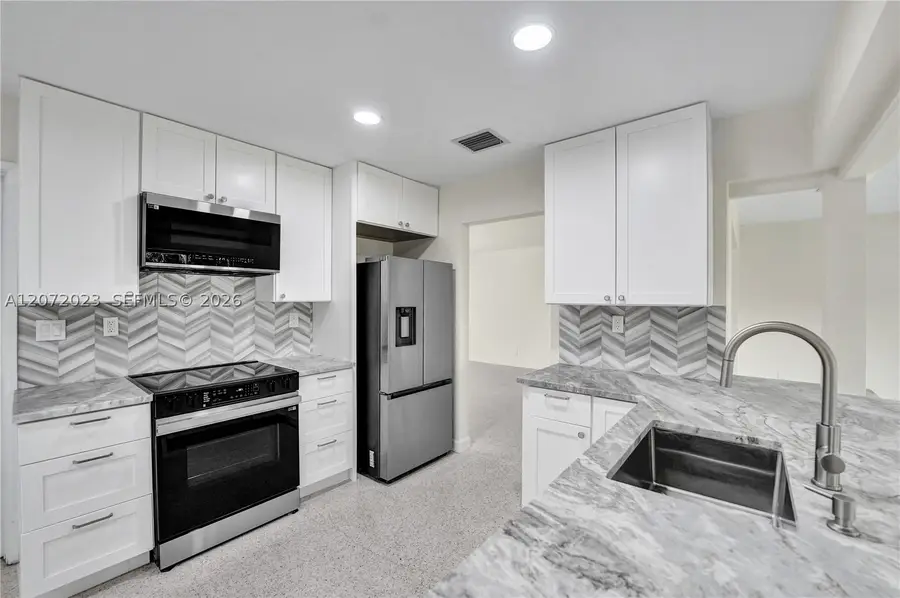 1524 NE 37th St, Oakland Park, FL 33334 - #2