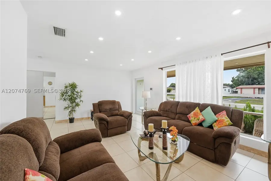 8641 NW 25th Ct, Sunrise, FL 33322 - #2