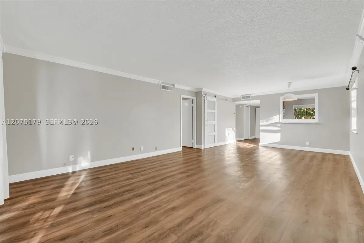 402 Lakeview Dr #201, Weston, FL 33326 - #1