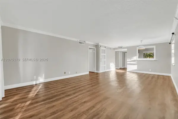 402 Lakeview Dr #201, Weston, FL 33326