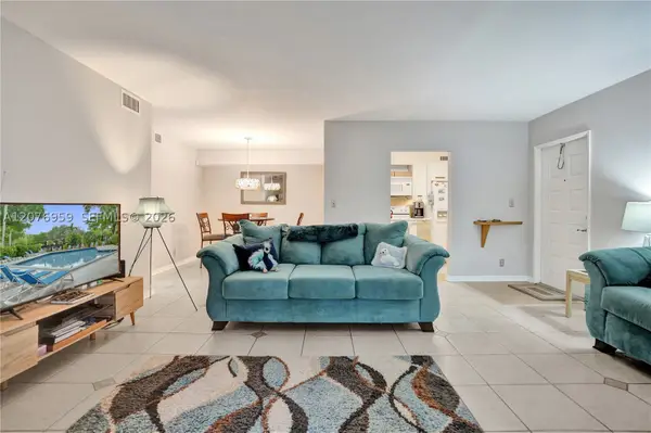 3017 N Oakland Forest Dr #208, Oakland Park, FL 33309