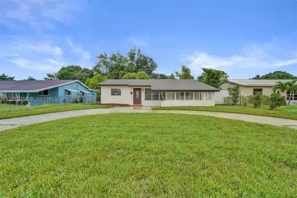 6761 Pershing St, Hollywood, FL 33024