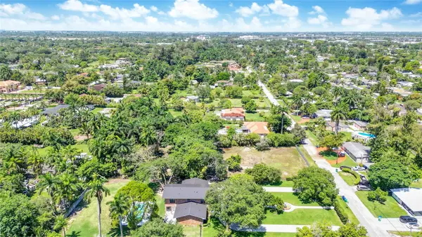 350 NE 158th St, Miami, FL 33162