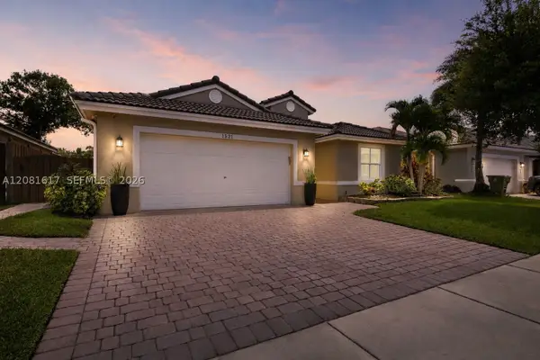 1521 SW 194th Ter, Pembroke Pines, FL 33029