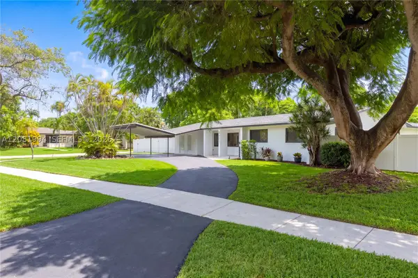 8201 SW 151st St, Palmetto Bay, FL 33158