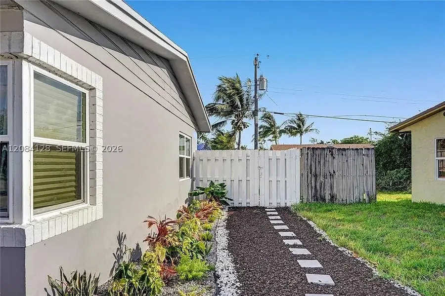 1121 NE 23rd St, Pompano Beach, FL 33064 - #2