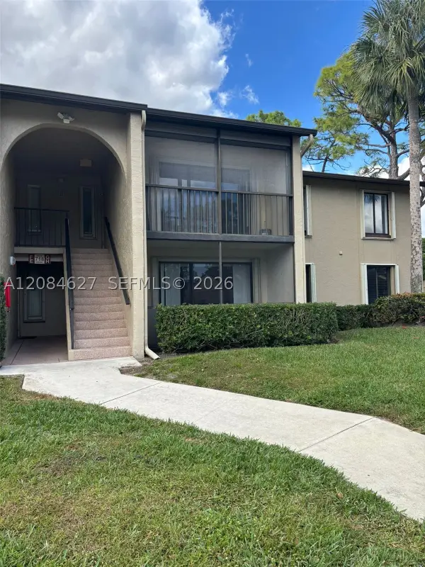 718 Sunny Pine Way #H2, Green Acres, FL 33415