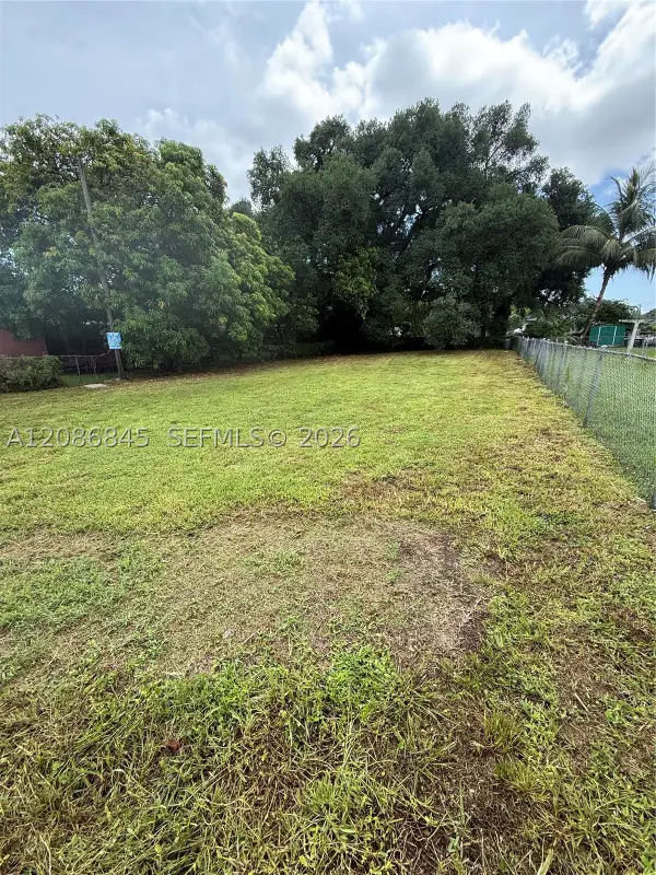 2754 NW 49th St, Miami, FL 33142