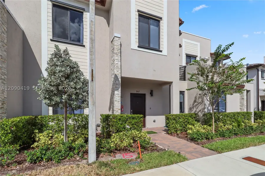 957 NE 211th St, Miami, FL 33179 - #2
